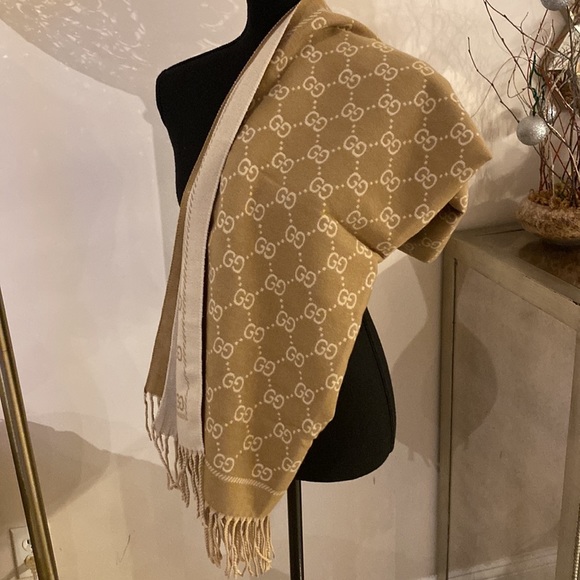 - 𝅺Gucci cashmere/silk wrap - Picture 7 of 7